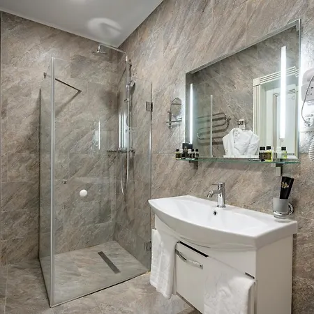 Imperial Palace 4*